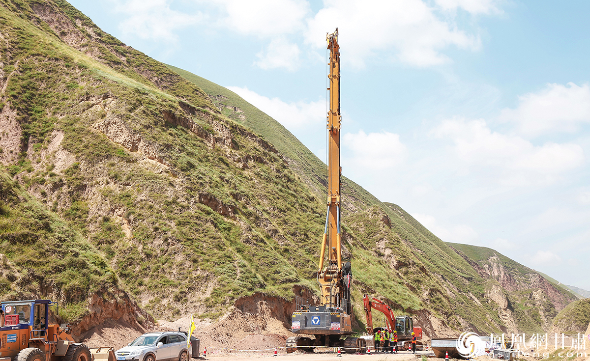 安临公路建设一线 杨艺锴 摄