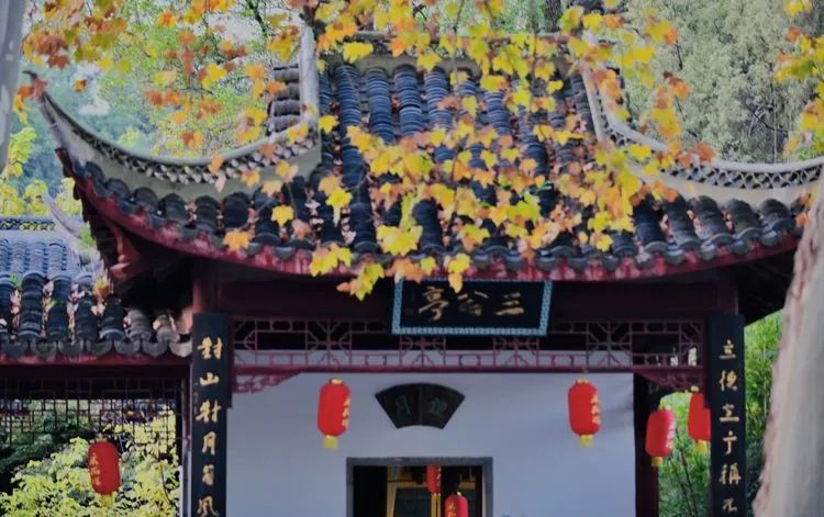 唐李公青莲祠门前秋色渐浓