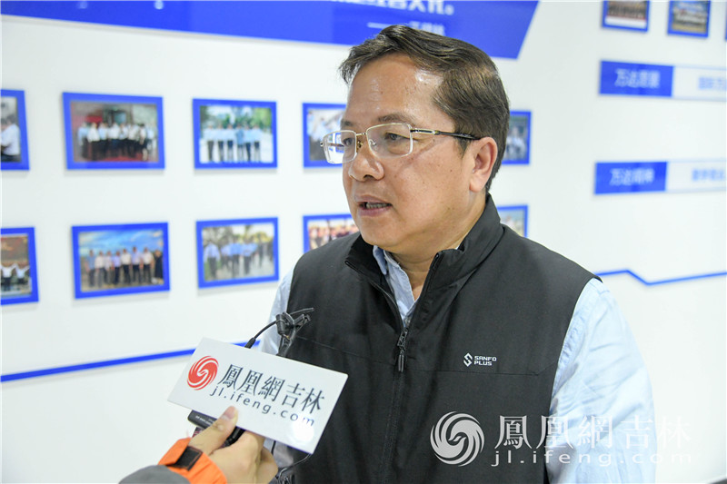 吉林省政协常委、吉林省社会科学院城市发展研究所所长崔岳春接受媒体采访。
