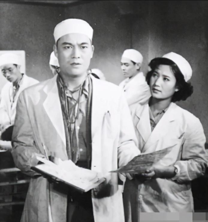 杨静与于洋的爱情起源于1950年他们共同主演的电影《卫国保家》,电影