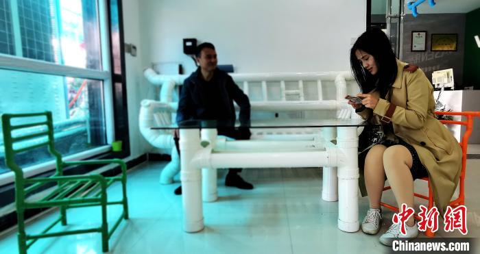 利用水管废料制作的沙发及茶几。　王辉 摄