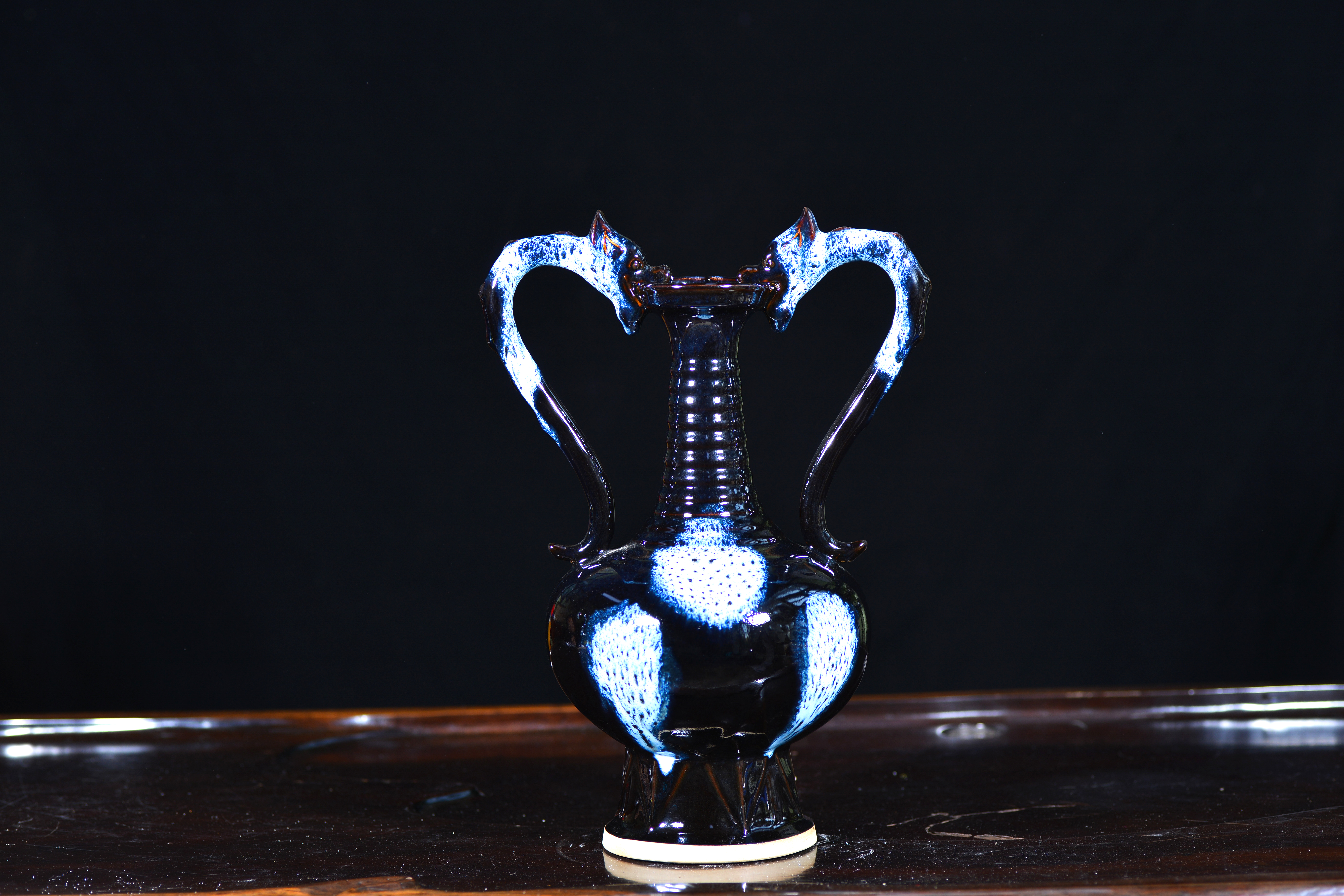 鲁山花瓷作品"双龙瓶"在徐州文化博览会暨中国民间工艺博览会上获金奖