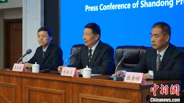 山东省外办制证中心主任朱培义在会上介绍有关情况。　于朋朋 摄