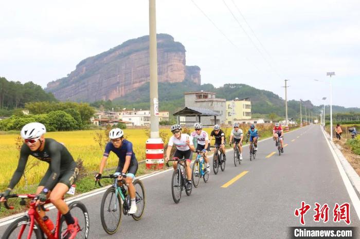2020环丹霞山自行车赛鸣笛近万人骑行感受丹霞秀美