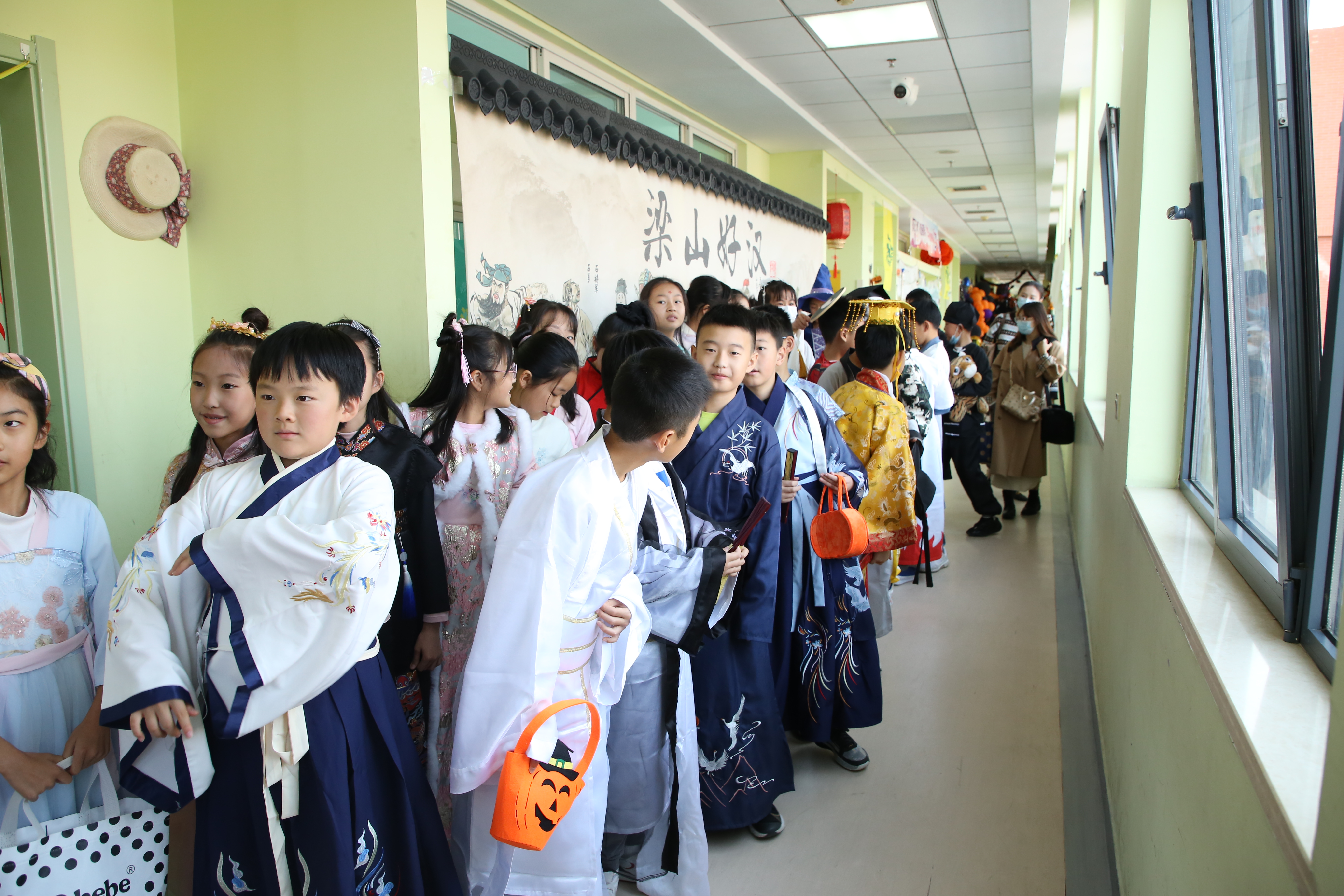 百变萌娃cosplay!崂山这所洋气儿的学校举办了一场英语变装秀