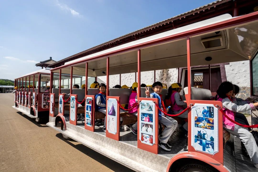 千人学生团开启象山影视城研学之旅