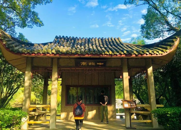 李白晚年在当涂写过十首歌咏当涂山川风物的诗，谓之《姑孰十咏》，后人曾在姑溪畔建亭以志，后毁于“文化大革命”之中。后新建的“十咏亭”，亭中央石碑上镌刻着李白《姑孰十咏》。