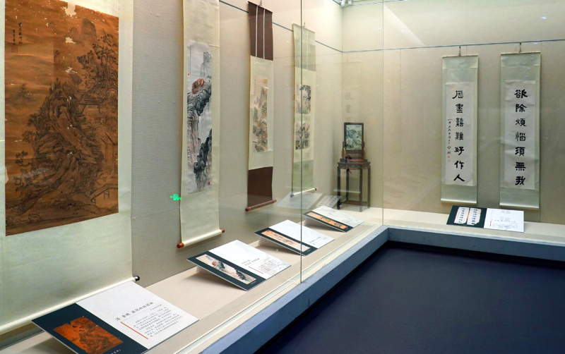 宁波博物院文物保护修复技艺展示亮相，图为展示的修复书画及文物。