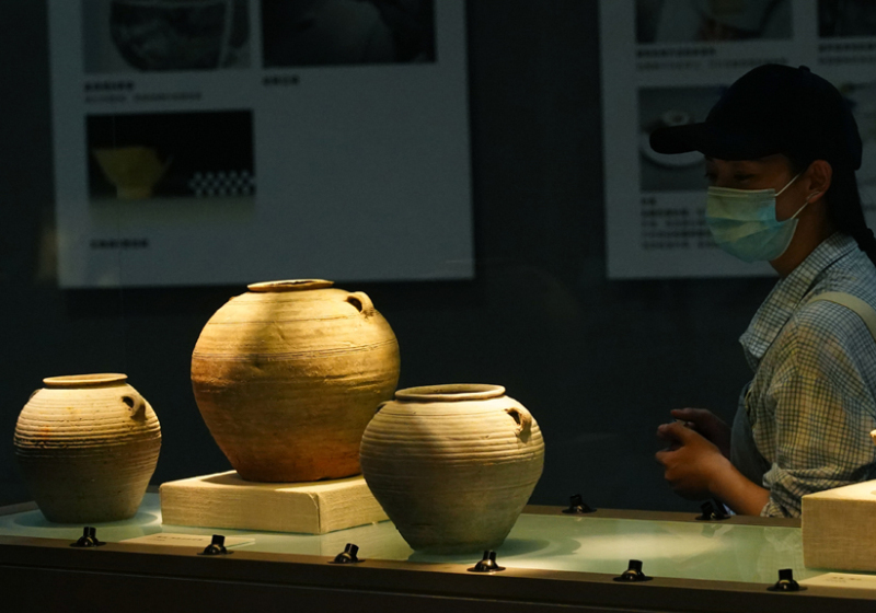 宁波博物院文物保护修复技艺展示亮相，图为展示的修复书画及文物。