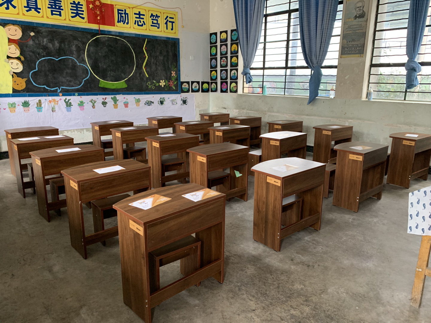 我乐家居橙色课桌计划温暖七省捐赠价值百万课桌