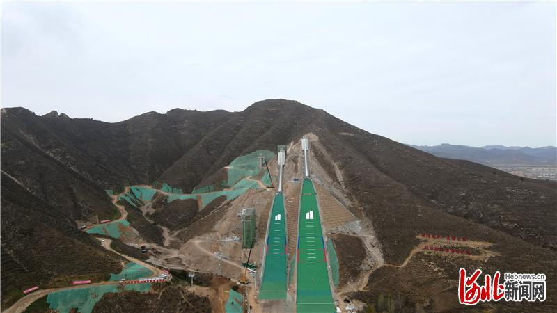 10月27日拍摄的涞源国家跳台滑雪训练科研基地赛道。通讯员 黄艳 摄