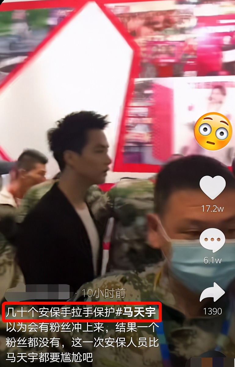 64岁陈宝国罕现身！穿着朴素挺肚腩与人合影。不带保镖毫无架子