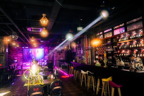 酒吧,是放飞孤独的宫殿,是安慰心灵的客栈,是心与心交流的空间,是人们