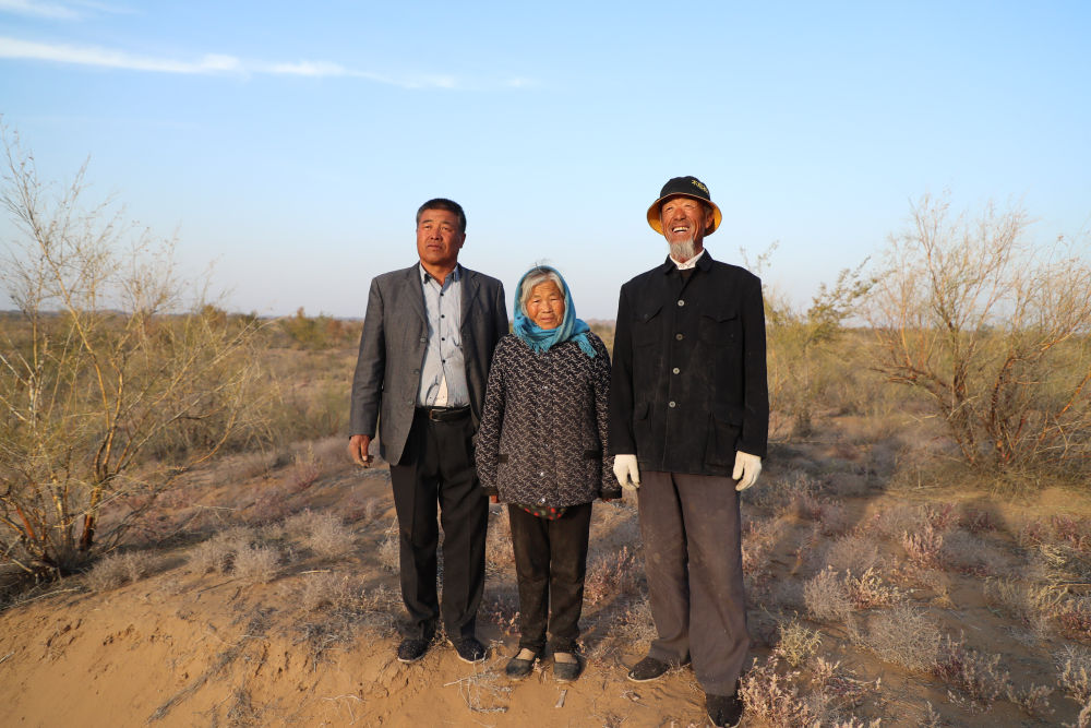 ↑王天昌和妻子李兰英、儿子王银吉（从右至左）合影