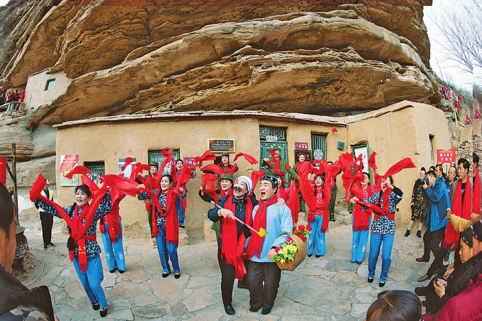 左权群众为游客表演节目。