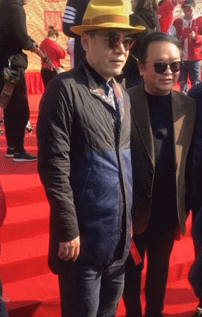 64岁陈宝国罕现身！穿着朴素挺肚腩与人合影。不带保镖毫无架子