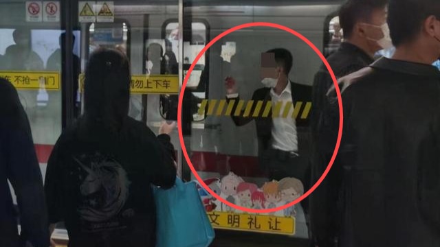 上海一男子被夹屏蔽门和地铁中间 网友：怎么办到的？