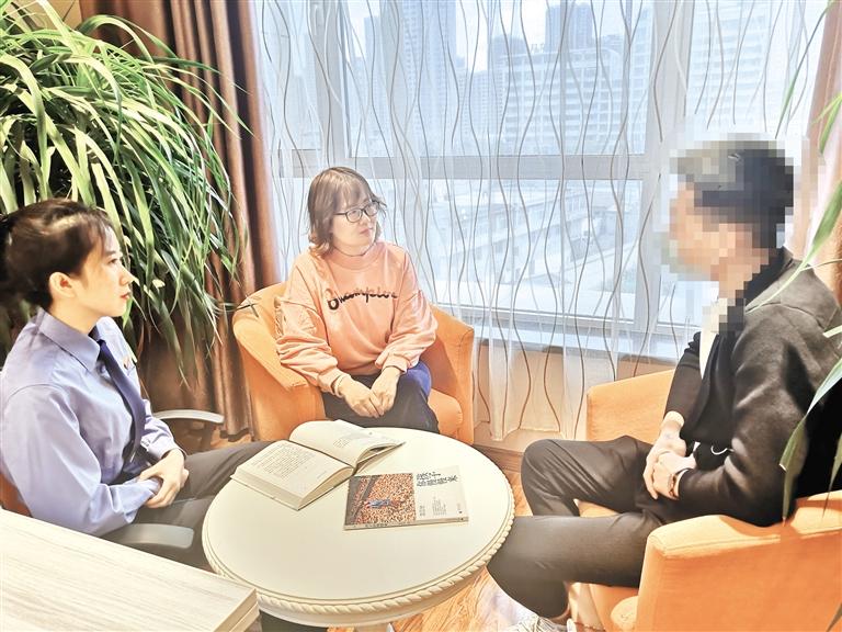 杨雪姣和张莉开导石头