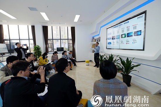 湖南麒麟信安科技有限公司技术副总裁陈松政向媒体团进行专题推介（主办方供图）