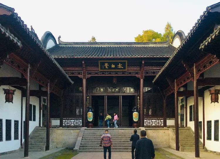 李白生前极爱采石矶山水，多有登临，写有《夜泊牛渚怀古》、 《望天门山》、《牛渚矶》、 《横江词六首》、 《临路歌》等诗作。据传李白系在采石江上泛舟赏月，酒醉落水而死。死后即有李白墓(衣冠冢)埋于此处。北宋时建李白祠，明正统五年(1440年)建太白楼、清风亭，现在的太白楼系清光绪二年(1876年)重建，为安徽省重点文物保护单位。