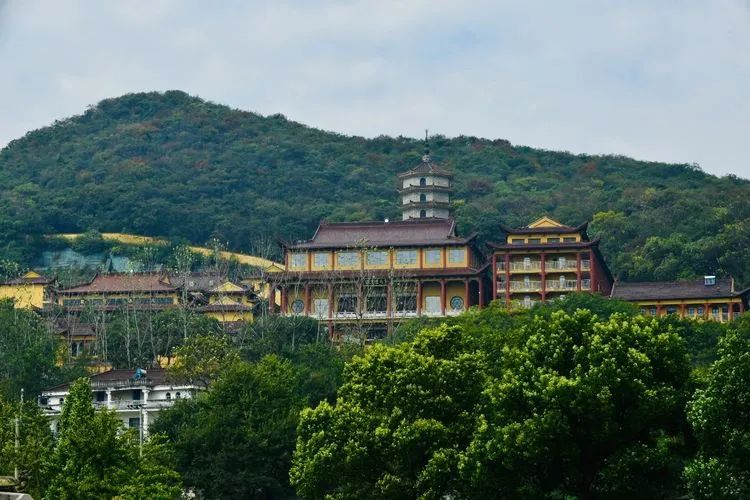 北宋大臣王安石曾游此,作《游褒禅山记》：“褒禅山亦谓之华山。唐浮图慧褒始舍于其址，而卒葬之；以故其后名之曰“褒禅”。今所谓慧空禅院者，褒之庐冢也。距其院东五里，所谓华山洞者，以其乃华山之阳名之也。距洞百余步，有碑仆道，其文漫灭，独其为文犹可识，曰“花山”。今言“华”如“华实”之“华”者，盖音谬也。”