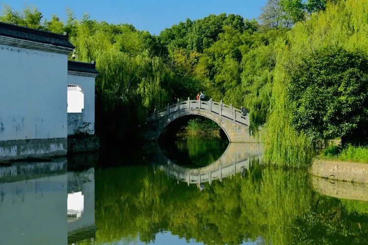 太白祠为前后两进，素白粉墙，灰黑瓦顶。祠内青砖铺地，飞檐耸脊。正庭门楣上悬林散之手书“太白祠”横匾。厅内迎面耸立一尊高2.47米、重约3吨的汉白玉李白塑像。塑像侧身而立，左手按剑，右手后双眸含慧，胡须飘拂。