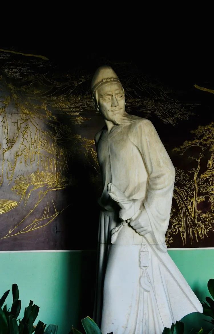李白墓呈圆形用方块青石垒成。墓前有清代花纹碑一方，上刻有“唐名贤李太白之墓”，据传是唐代诗人杜甫的手笔。据考证，墓内有唐代宣歙观察使范传正所刻唐碑一块及李白仙骨。