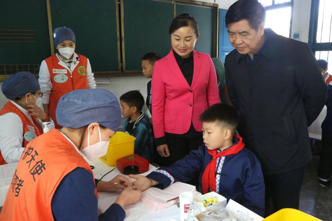 护理志愿者们正在为孩子采指血