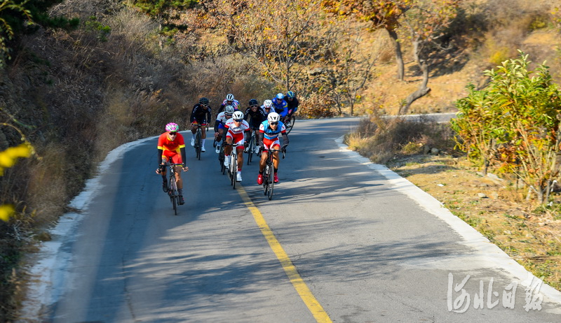2020年10月30日，参加成年男子个人赛的选手们骑行在迁西县大黑汀水库的环湖公路赛道上。
