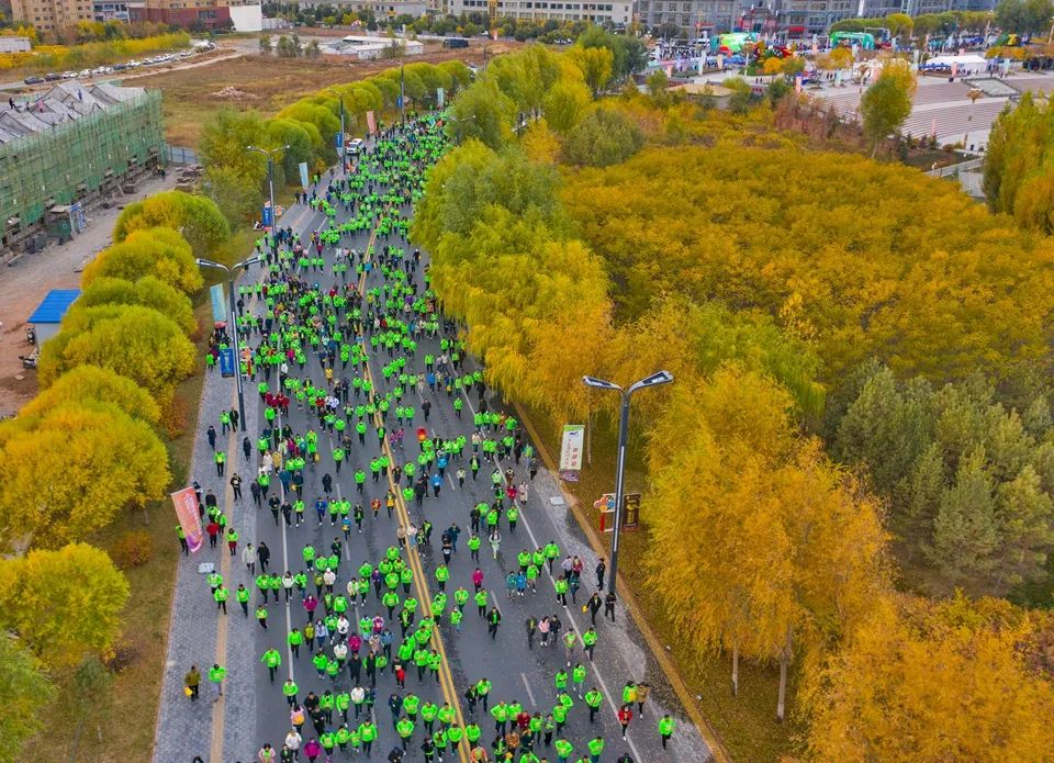 黑河生态马拉松赛鸣枪 全国5000余选手逐梦多彩张掖