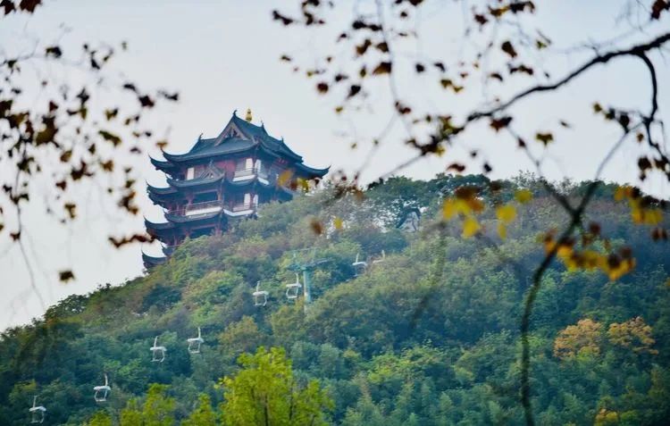 唐李公青莲祠门前秋色渐浓