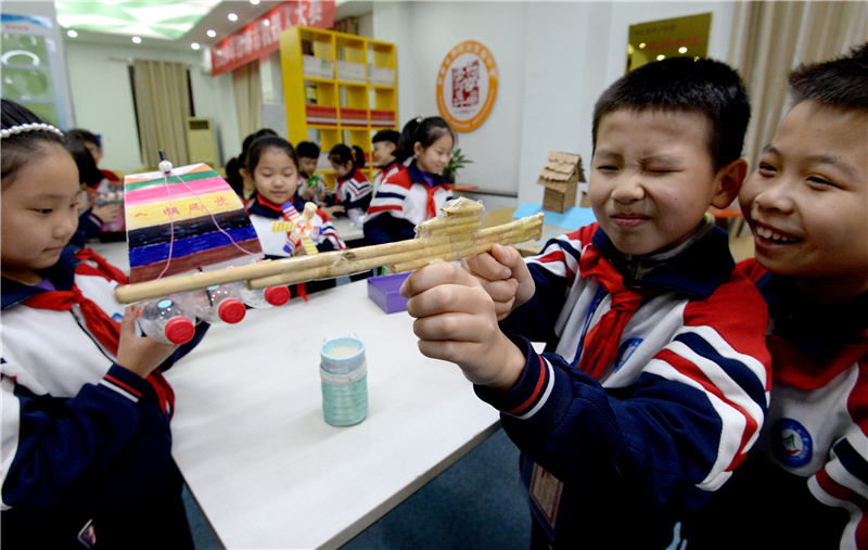 10月29日，河北省邯郸市邯山区实验小学的一名学生向同学展示用一次性筷子制作的“狙击枪”。