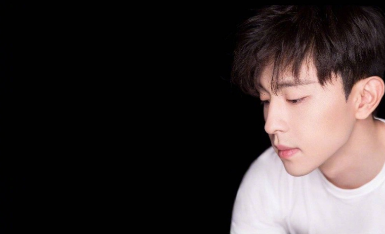 李沁是娱乐圈隐形直男斩？和邓伦杨洋传绯闻。肖战也被指喜欢她