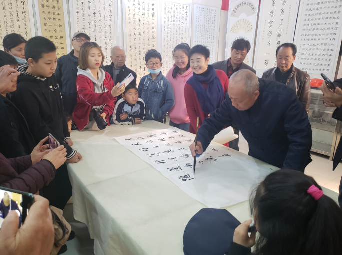 92岁高龄的书法家舒峰在书法展现场挥毫泼墨