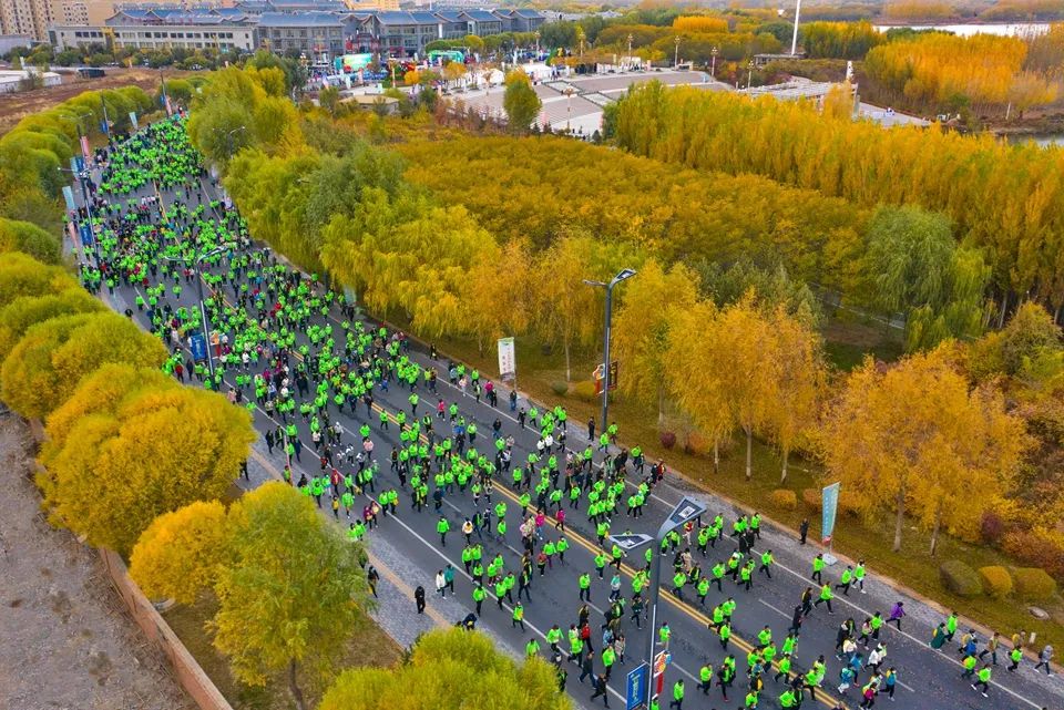 黑河生态马拉松赛鸣枪 全国5000余选手逐梦多彩张掖