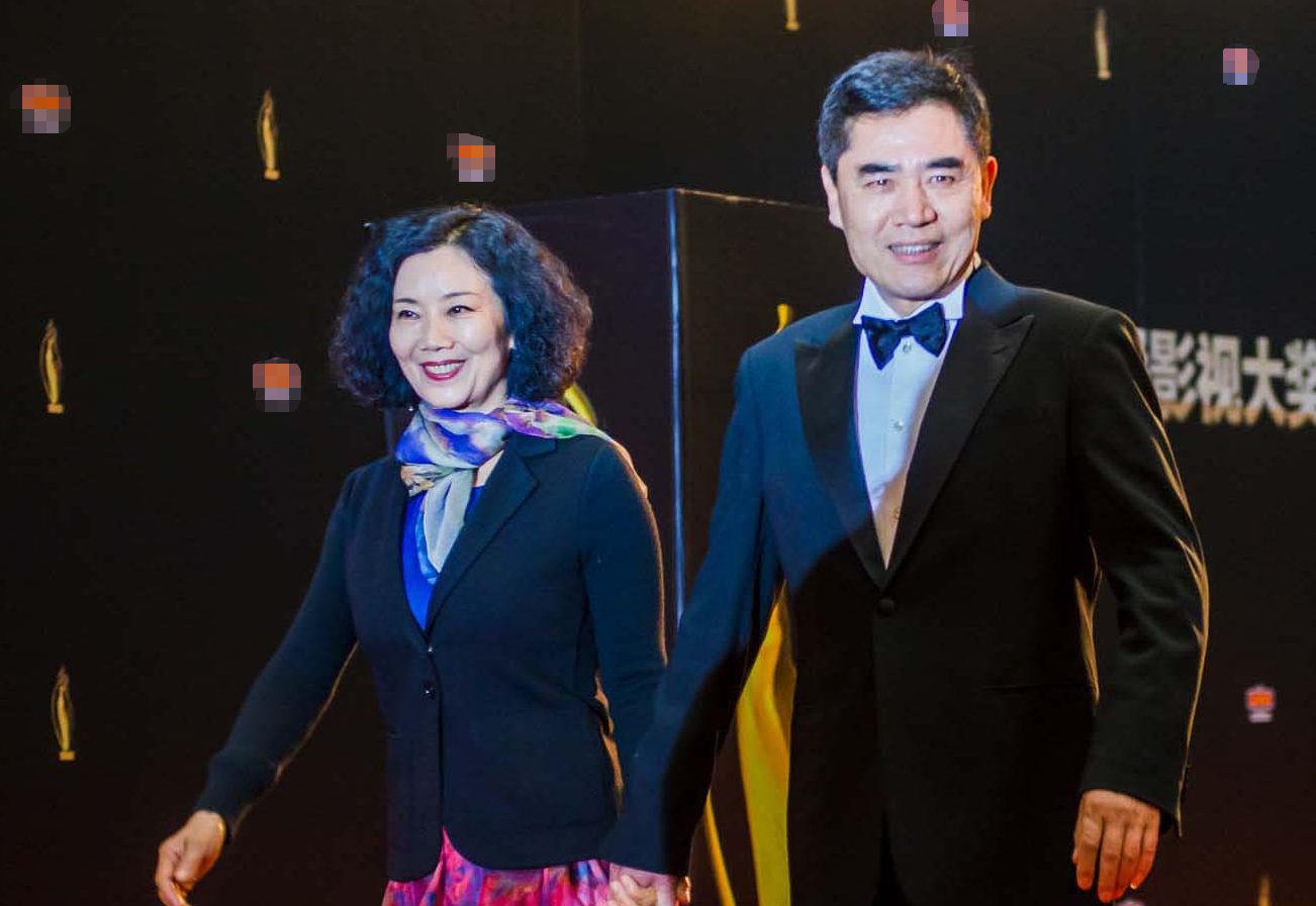 64岁陈宝国罕现身！穿着朴素挺肚腩与人合影。不带保镖毫无架子