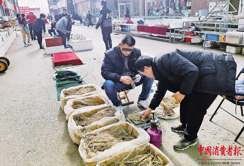 ▲快大人参市场内的地摊。