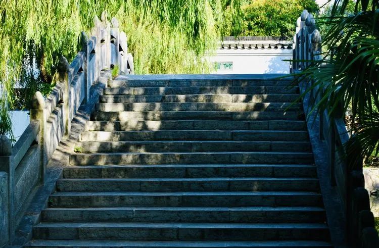李白墓墓园内左侧有“青莲池”，拱形“化鹤桥”横跨池上，连着“十咏亭”。