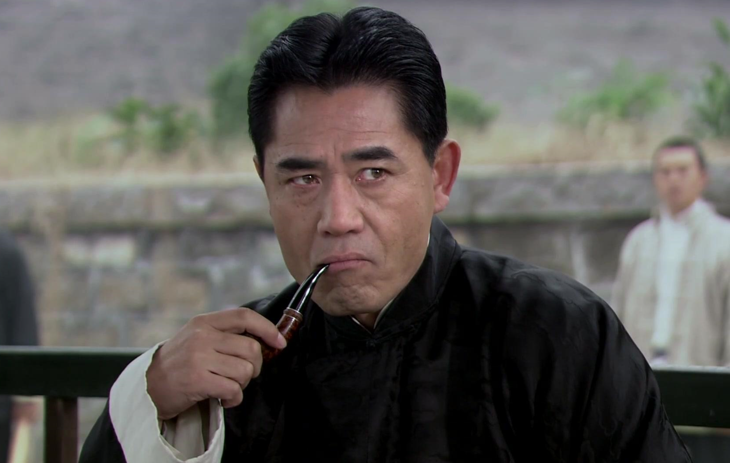 64岁陈宝国罕现身！穿着朴素挺肚腩与人合影。不带保镖毫无架子