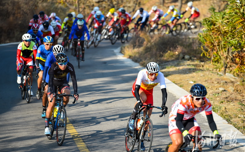 2020年10月30日，参加成年男子个人赛的选手们骑行在迁西县大黑汀水库的环湖公路赛道上。