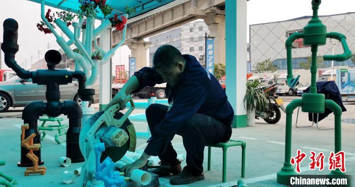 陈军建正在利用水管废料制作小摆件。　王辉 摄