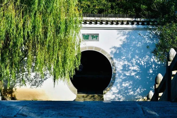 李白晚年在当涂写过十首歌咏当涂山川风物的诗，谓之《姑孰十咏》，后人曾在姑溪畔建亭以志，后毁于“文化大革命”之中。后新建的“十咏亭”，亭中央石碑上镌刻着李白《姑孰十咏》。