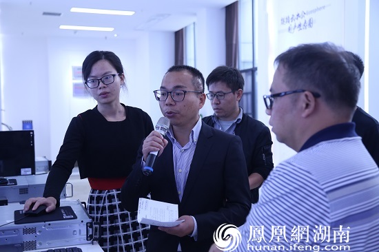 湖南麒麟信安科技有限公司技术工程师沈岗进行麒麟信安云桌面操作演示