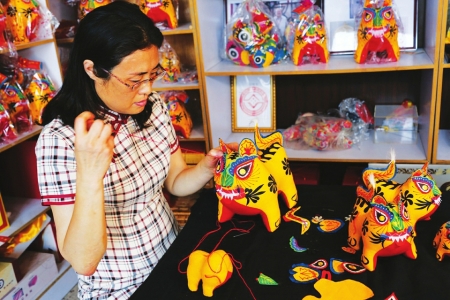 李小梅缝制黎侯虎