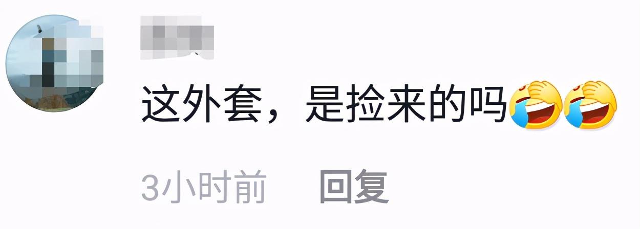 64岁陈宝国罕现身！穿着朴素挺肚腩与人合影。不带保镖毫无架子