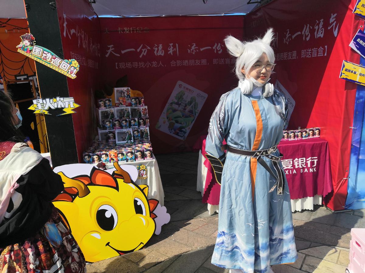 此外,你还可以跟着主播逛漫展,现场参与超级火爆的随机宅舞,参与漫展