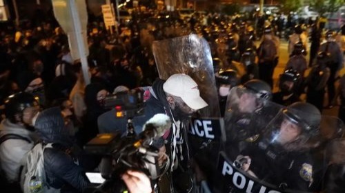 美国费城街头再起骚乱，暴徒劫掠商铺