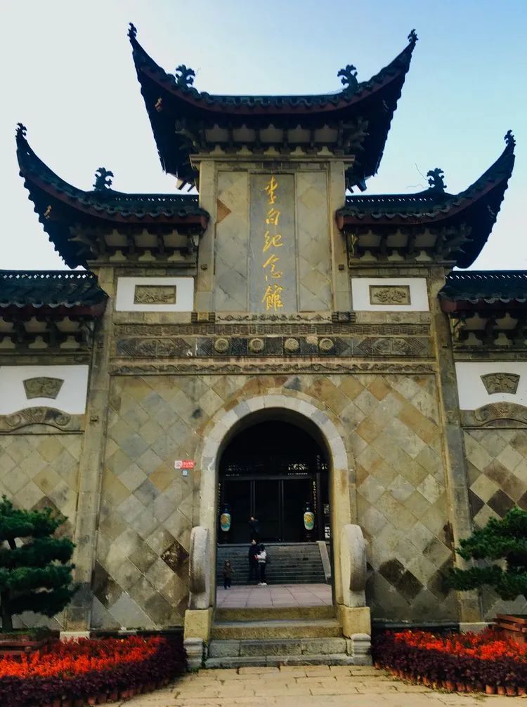 太白楼原名谪仙楼，位于安徽马鞍山市采石矶风景区内，面临长江，背依翠螺山，是一座金碧辉煌，宏伟壮丽的古建筑。与湖南的岳阳楼，湖北的黄鹤楼，江西的滕王阁并称“长江三楼一阁”，素有“风月江天贮一楼”之称。