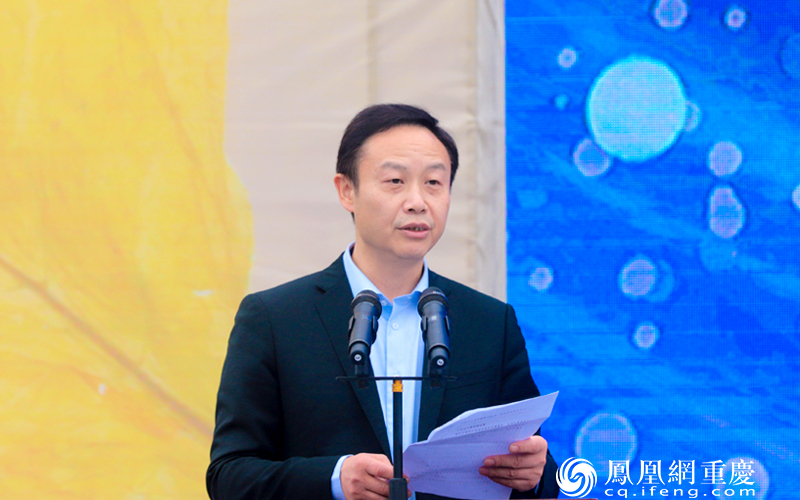 巴南区副区长、区工业商贸发展管委会副主任张春平主持开工活动