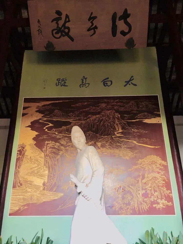 李白墓呈圆形用方块青石垒成。墓前有清代花纹碑一方，上刻有“唐名贤李太白之墓”，据传是唐代诗人杜甫的手笔。据考证，墓内有唐代宣歙观察使范传正所刻唐碑一块及李白仙骨。